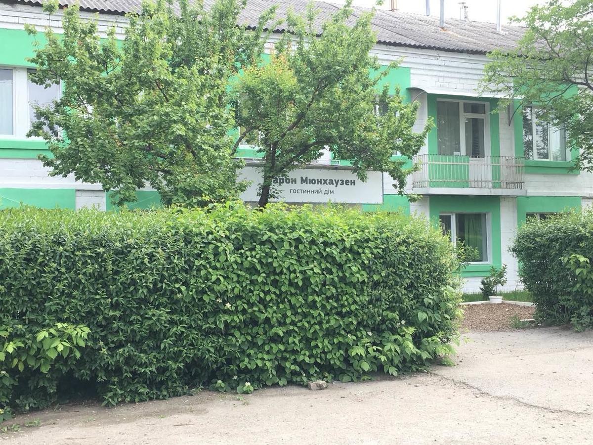 Baron Munchausen Guest House Kamianets-Podilskyi Exterior foto